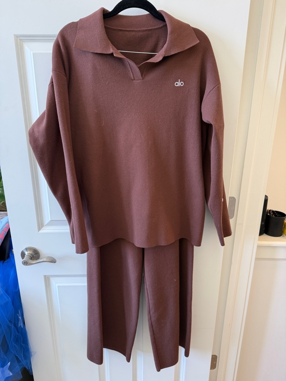 ALO Lounge Set in Brown
